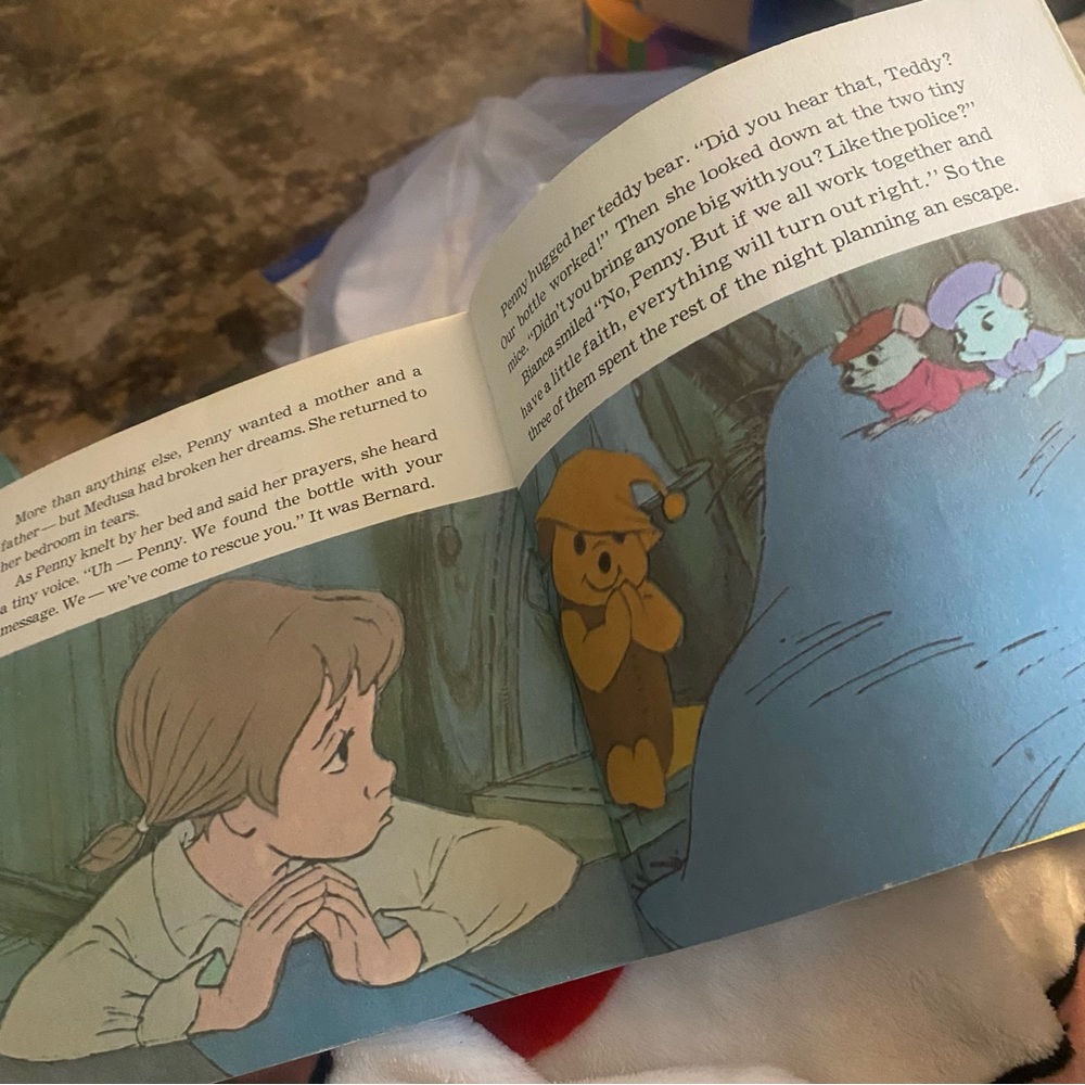 Walt Disney’s The Rescuers 24 Page Read-Along Book and Record - Picture 3 of 7